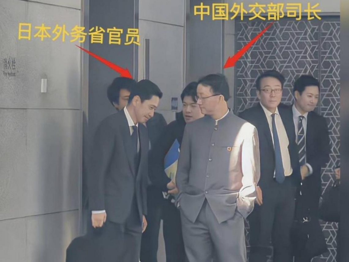 影／中國外交官「雙手插口袋」送走日官員像訓話、隔天宣布停止進口日本水產品…為何說照片是陸官媒耍手段